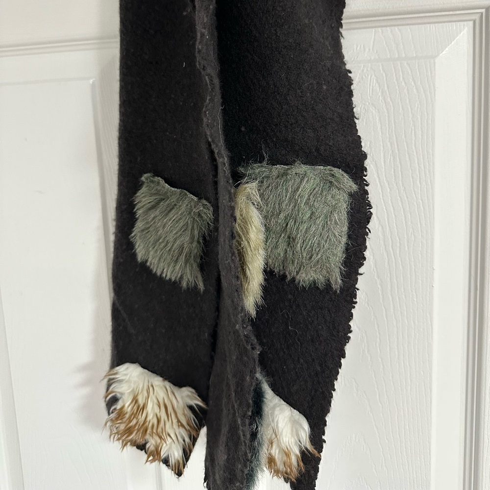 Elegant Black and Green Fur-Trimmed Scarf